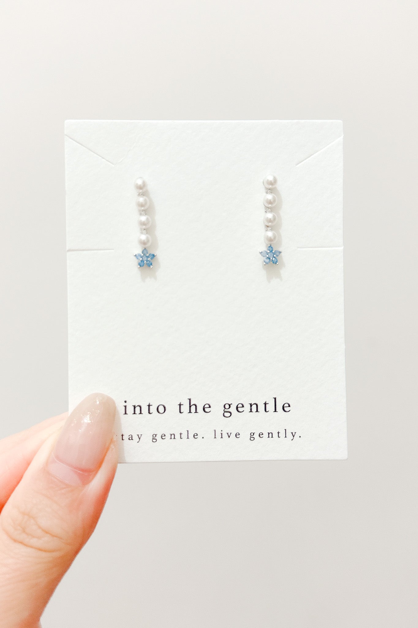 
                  
                    23320 - Pearl Blue Floral Earrings
                  
                