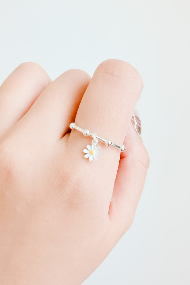 
                  
                    23719 The White Daisy Ring
                  
                