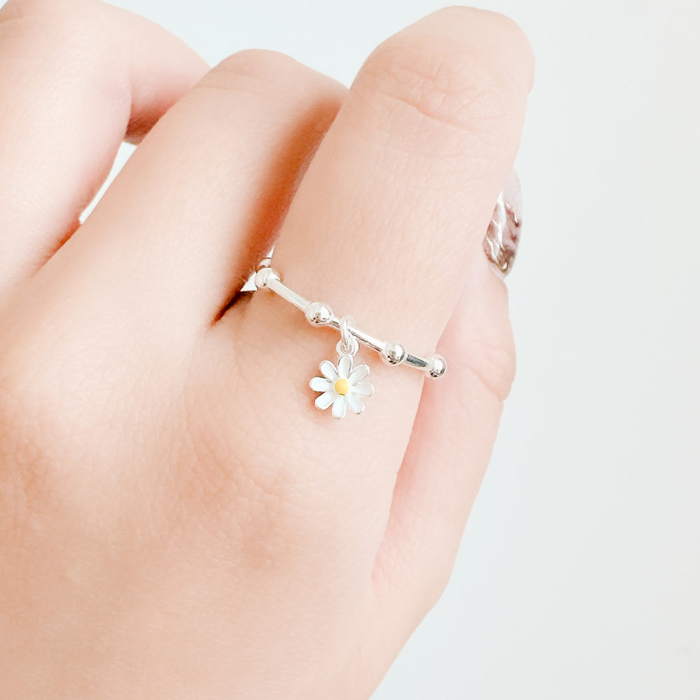 
                  
                    23719 - The White Daisy Ring
                  
                