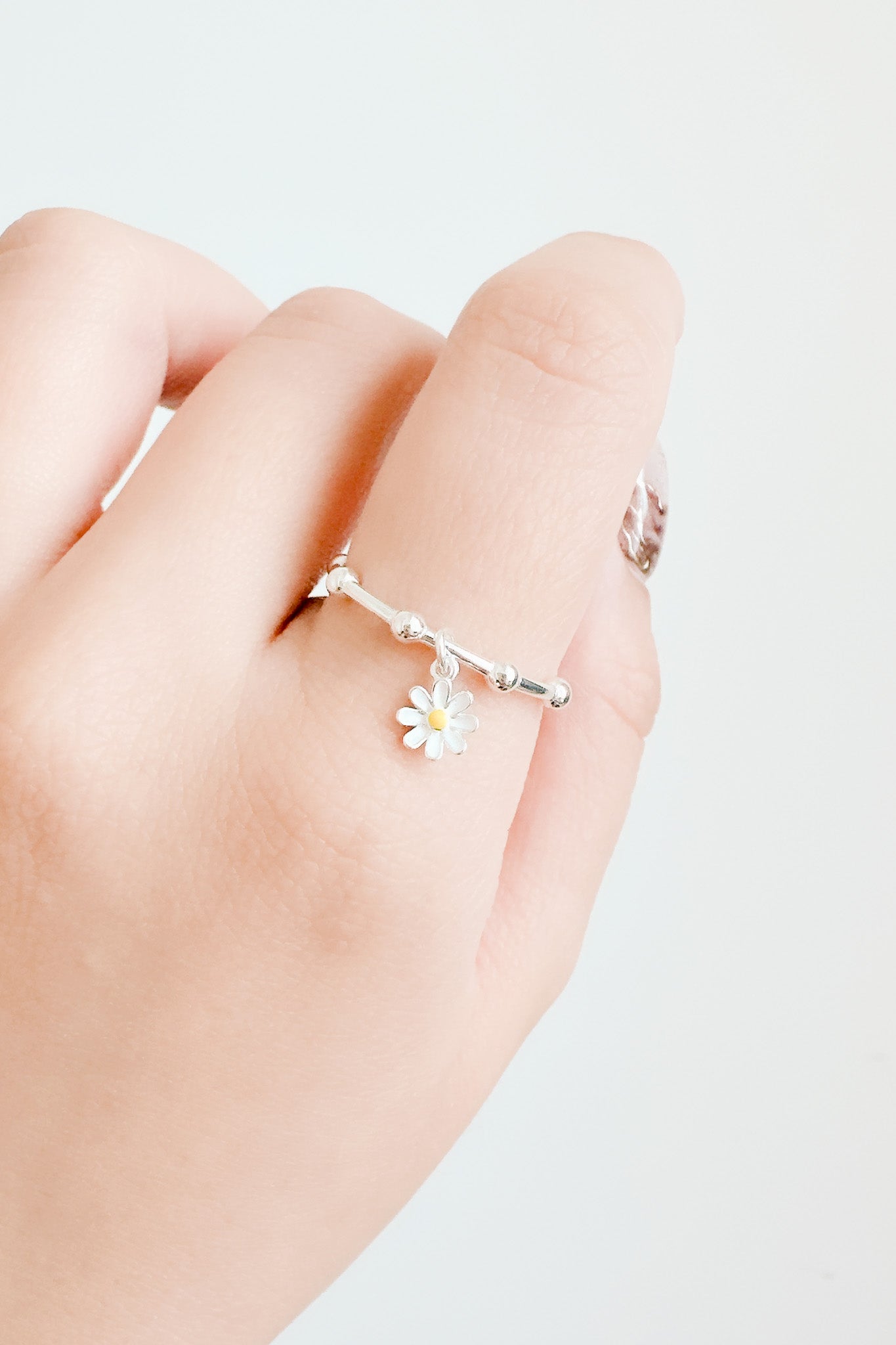 
                  
                    23719 - The White Daisy Ring
                  
                