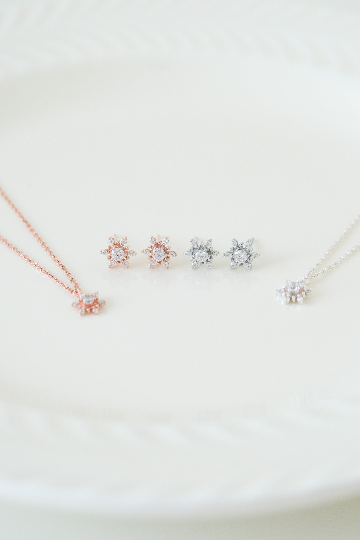 
                  
                    [XMAS] 23978 Frozen Snowflakes Earrings & Necklace
                  
                