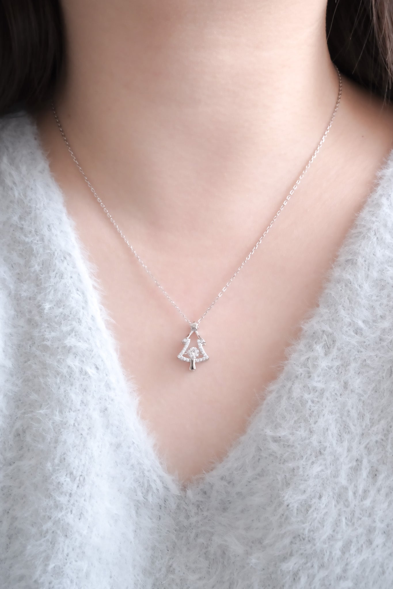 24710 The Dazzling Christmas Tree Necklace