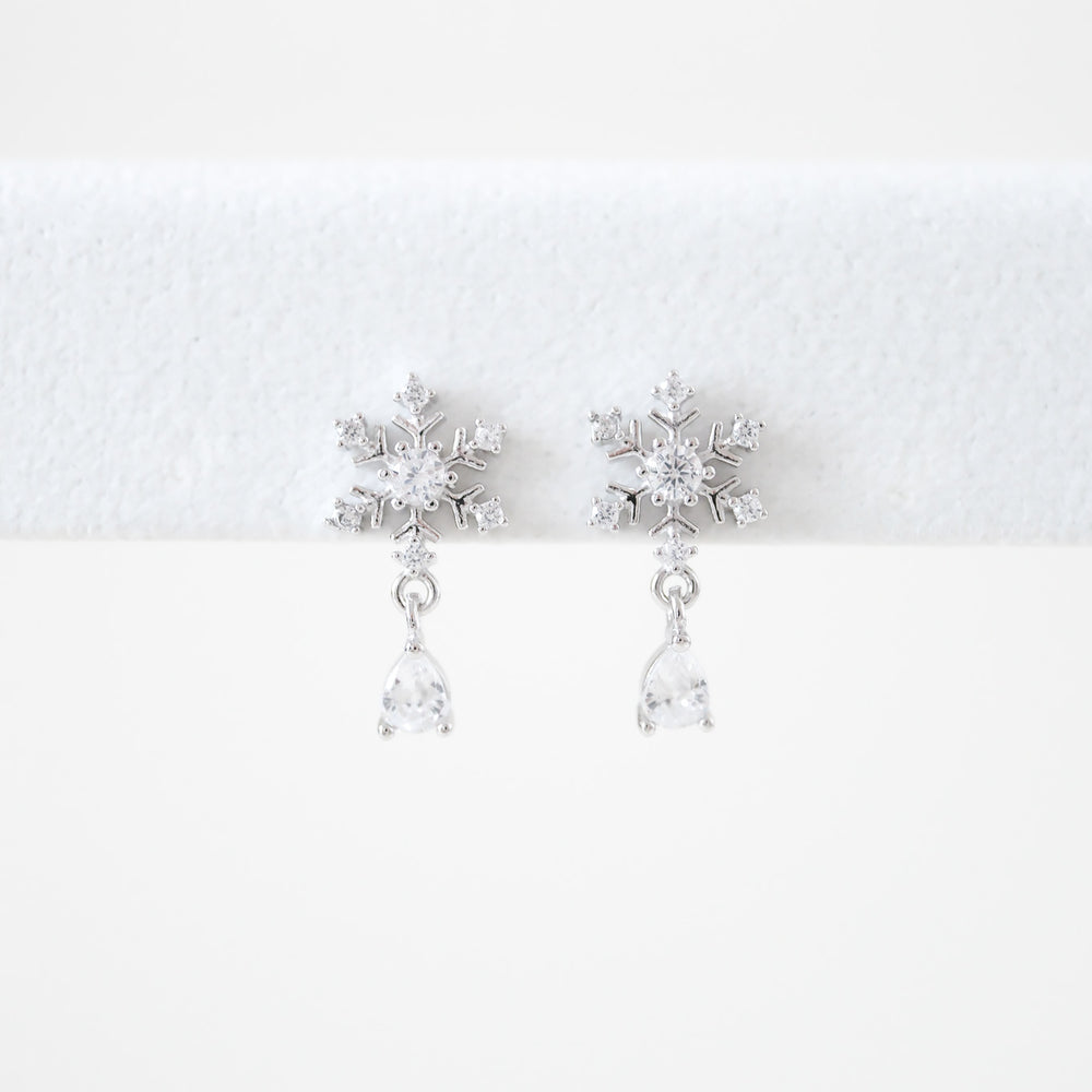 24712 Twinkling Snowflakes Drop Earrings