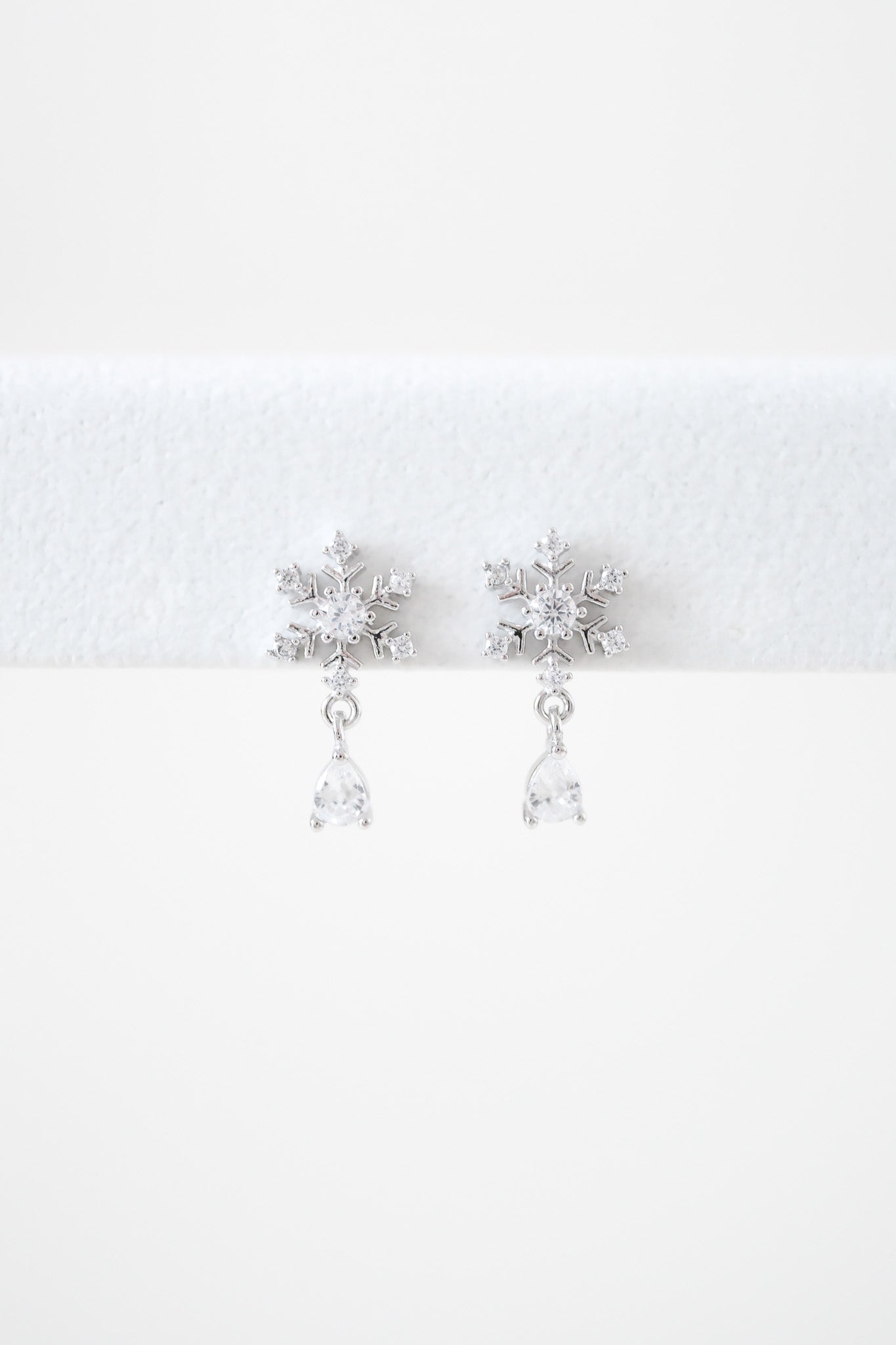 24712 Twinkling Snowflakes Drop Earrings